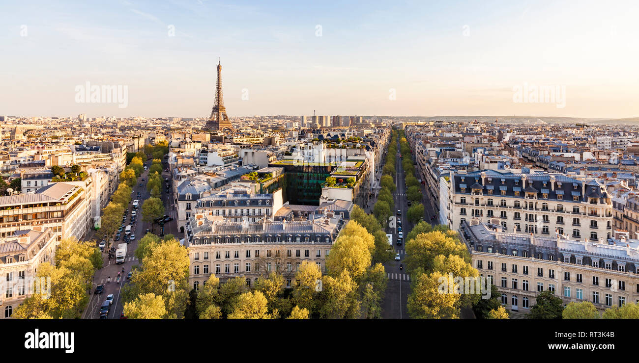 Francia, París, ciudad con la Plaza Charles-de-Gaulle, la Torre Eiffel y edificios residenciales. Foto de stock