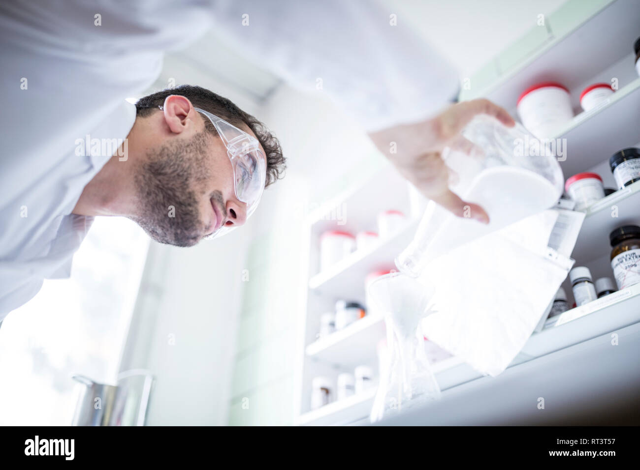 Hombre trabajando en el laboratorio de una farmacia Foto de stock