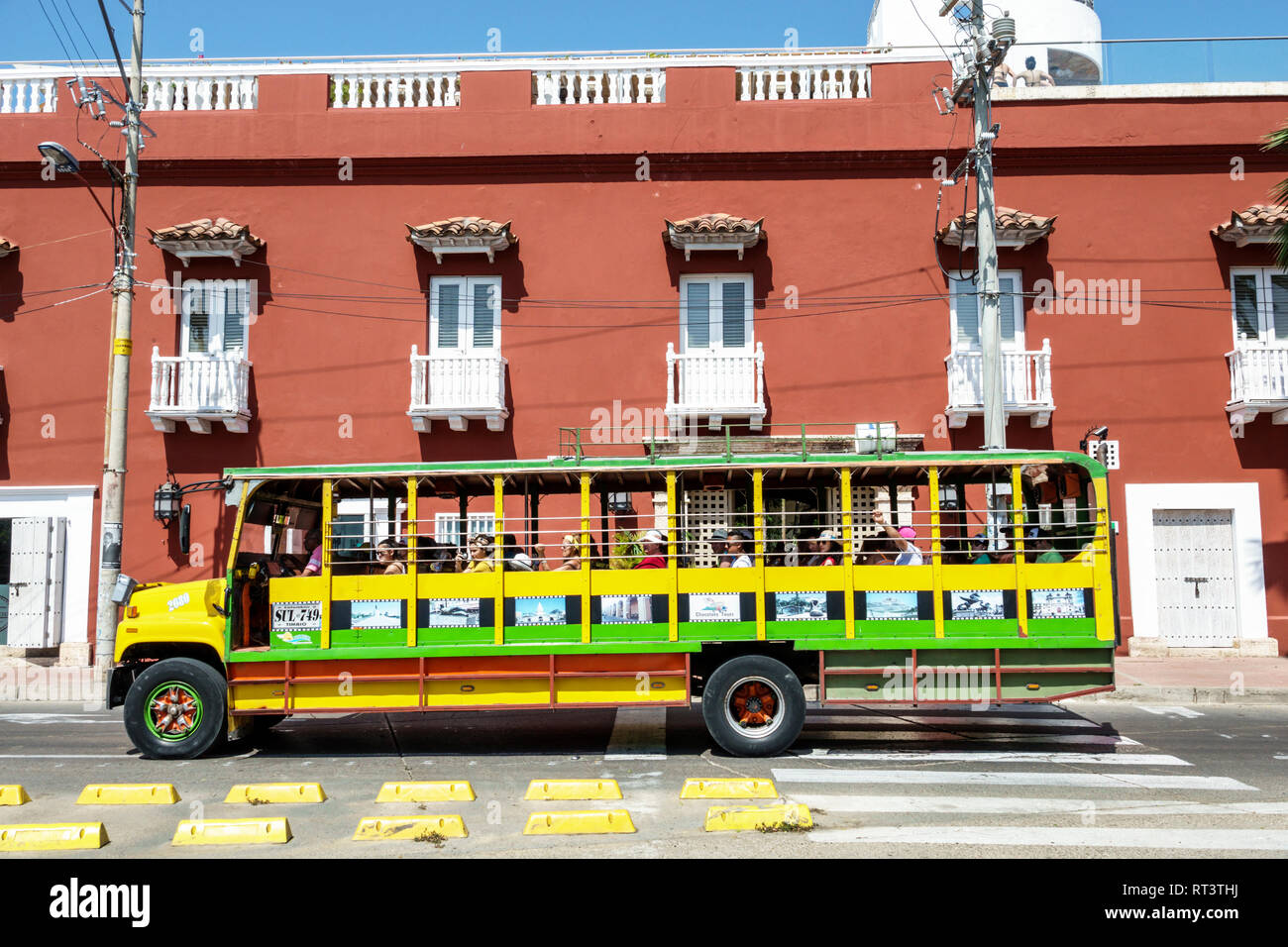 Cartagena Colombia,Centro,Getsemani,barrio tradicional,autobús turístico pintado Chiva,Armeria Real Luxury Hotel & Spa,exterior,hotel,COL19 Foto de stock