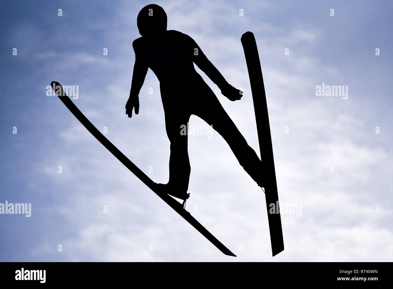 Seefeld, Austria, 26 de febrero. 2019. Saltadores de esquí silueteado durante el campeonato mundial de esquí nórdico. © John Lazenby/Alamy Live News. Foto de stock