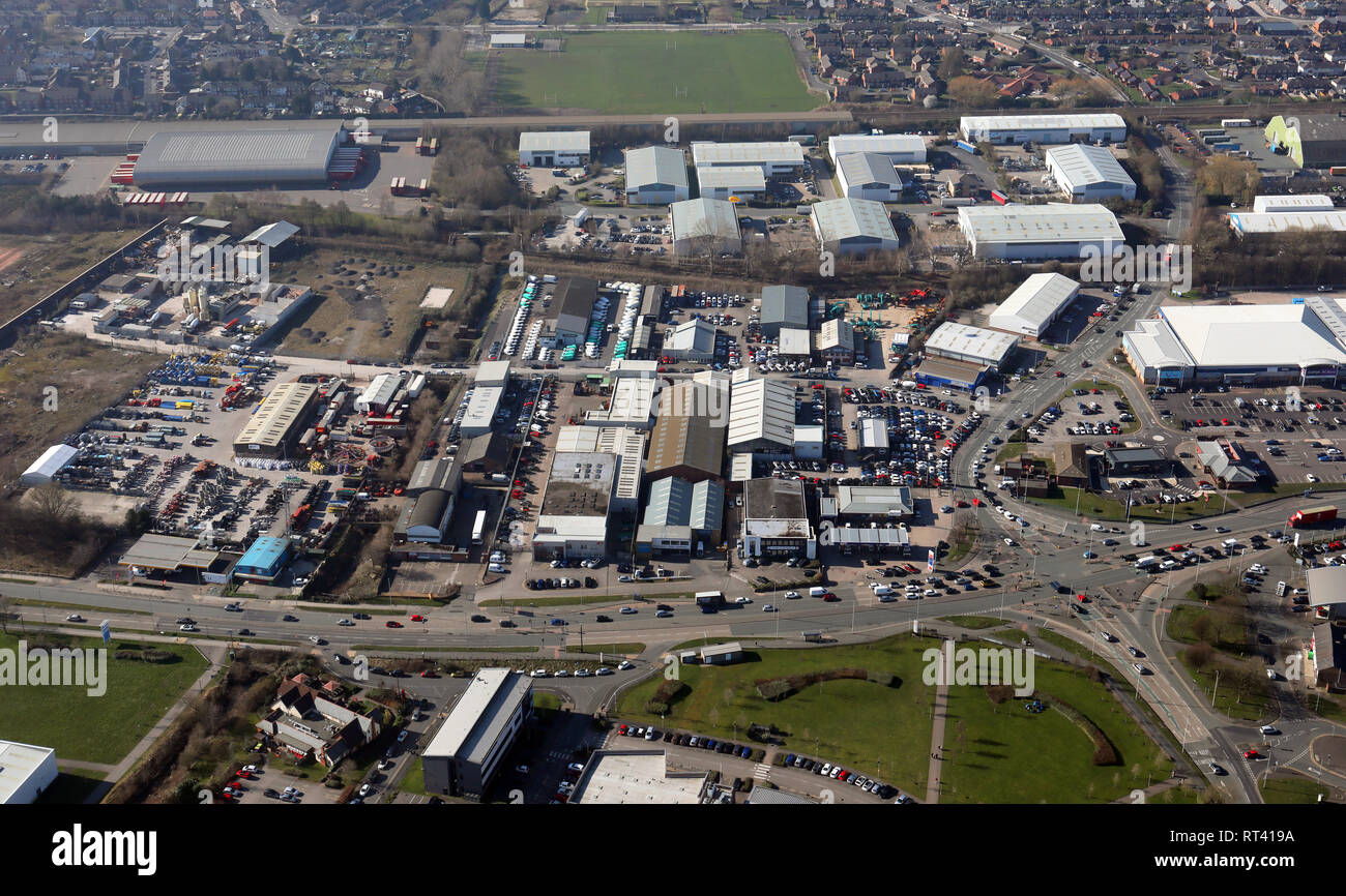 Vista aérea de los polígonos industriales y de comercio en el Winwick Road en el norte en Warrington, Cheshire Foto de stock