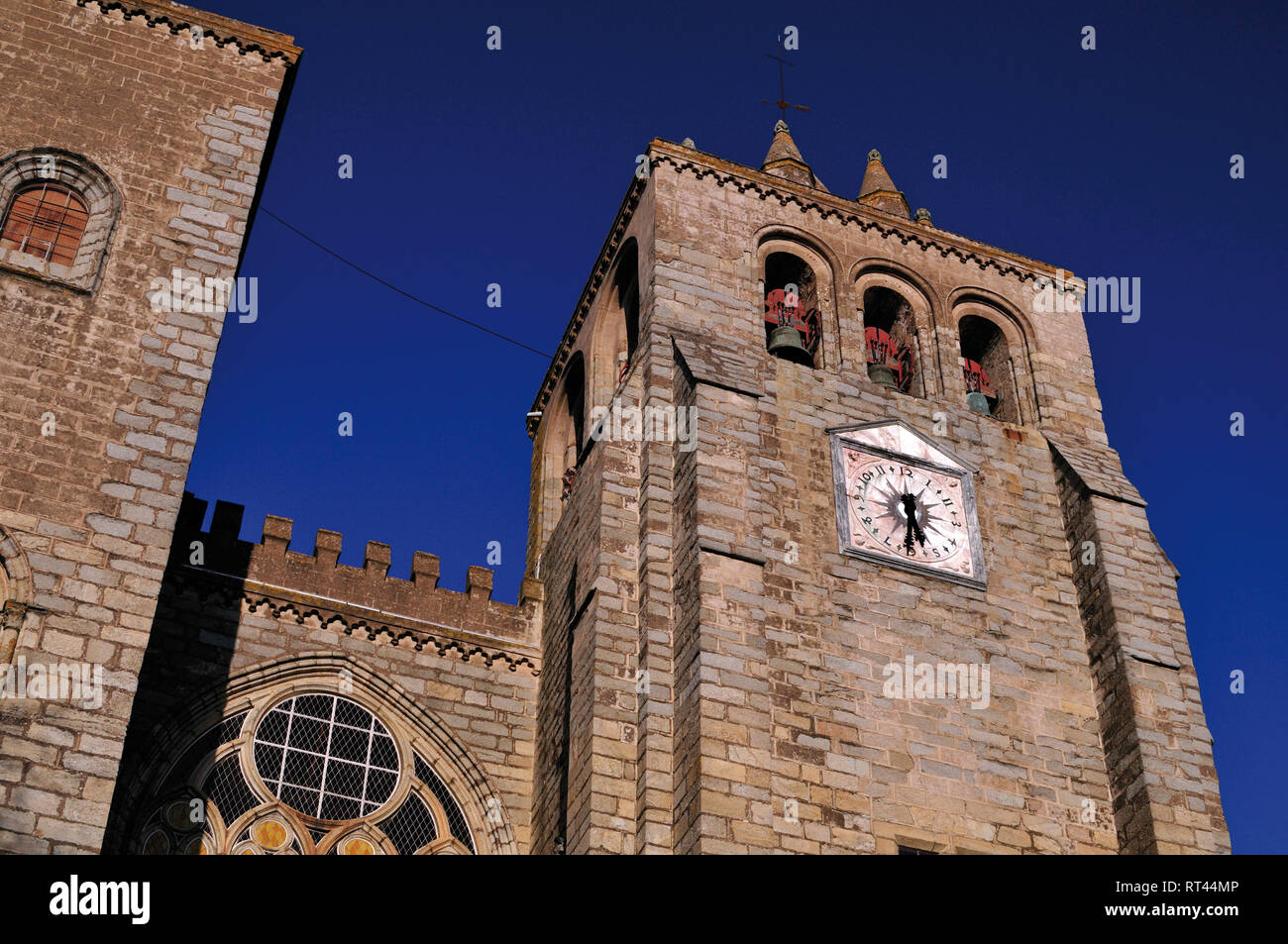 Abajo a arriba vista del campanario y la fachada de la catedral medieval Foto de stock