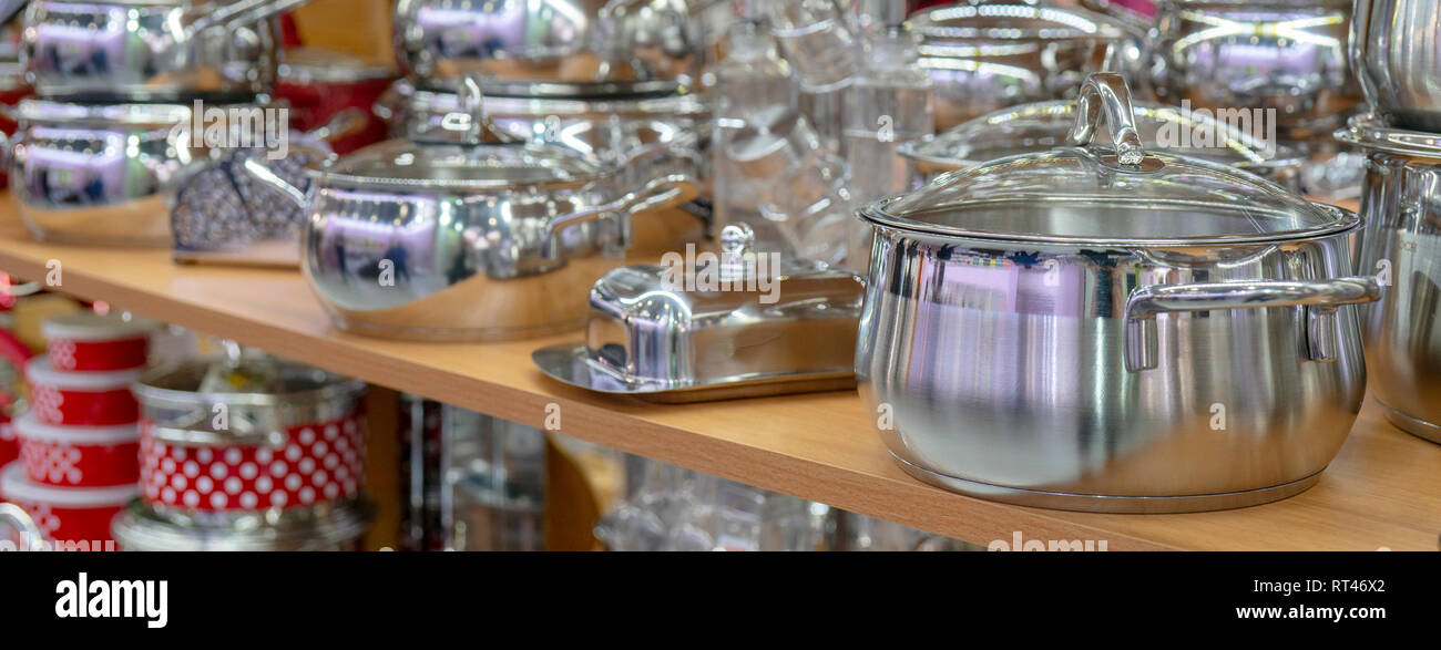 Recipientes de acero inoxidable en la estantería de la tienda Fotografía de  stock - Alamy