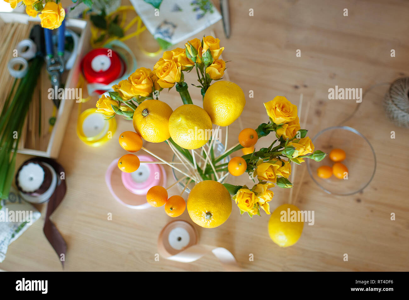 Concepto de negocio pequeño. Proceso de trabajo de florista. bouquet de frutas y flores. Foto de stock