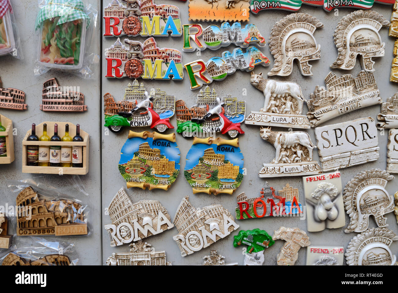 Imanes de nevera o Recuerdos de Roman hitos para la venta en la Tienda de Regalos Roma Italia Foto de stock