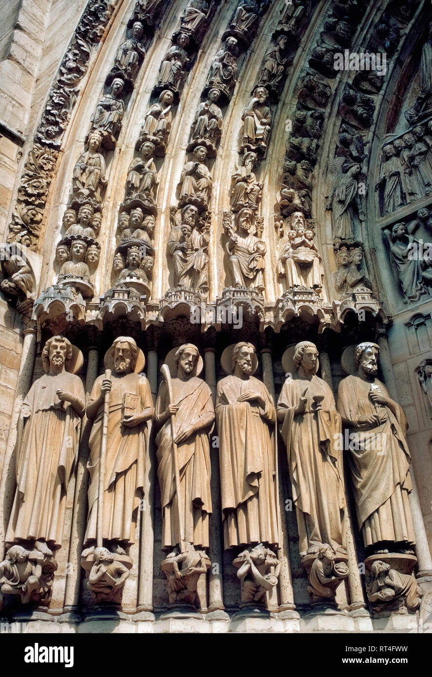 Elaborar esculturas de piedra decoran la gótica Notre-Dame de París, la famosa catedral católica en la capital francesa que ofrece la fachada oeste con su puerta central que incluye estos seis santos permanente a la izquierda doorjamb tallada (izquierda a derecha): Bartolomé, Simeón, Santiago el Menor, Andrés, Juan y Pedro. Conocida como el Portal del Juicio Final, la adornada Puerta fue construida en los 1220s-1230s como la última de las tres entradas principales de la iglesia. Esta fotografía fue tomada antes de la histórica iglesia sufrió grandes daños por un desastroso incendio en abril de 2019, y estaba cerrada por reformas. Foto de stock