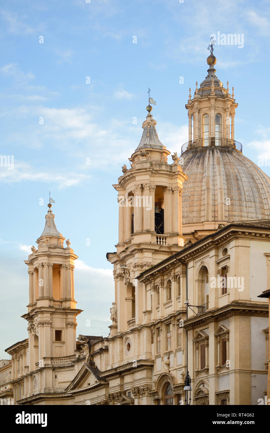 Iglesia barroca de Santa Agnese o Sant'Agnese en Agone Piazza Navona o Piazza Navona la vieja ciudad o distrito histórico Roma Italia Foto de stock