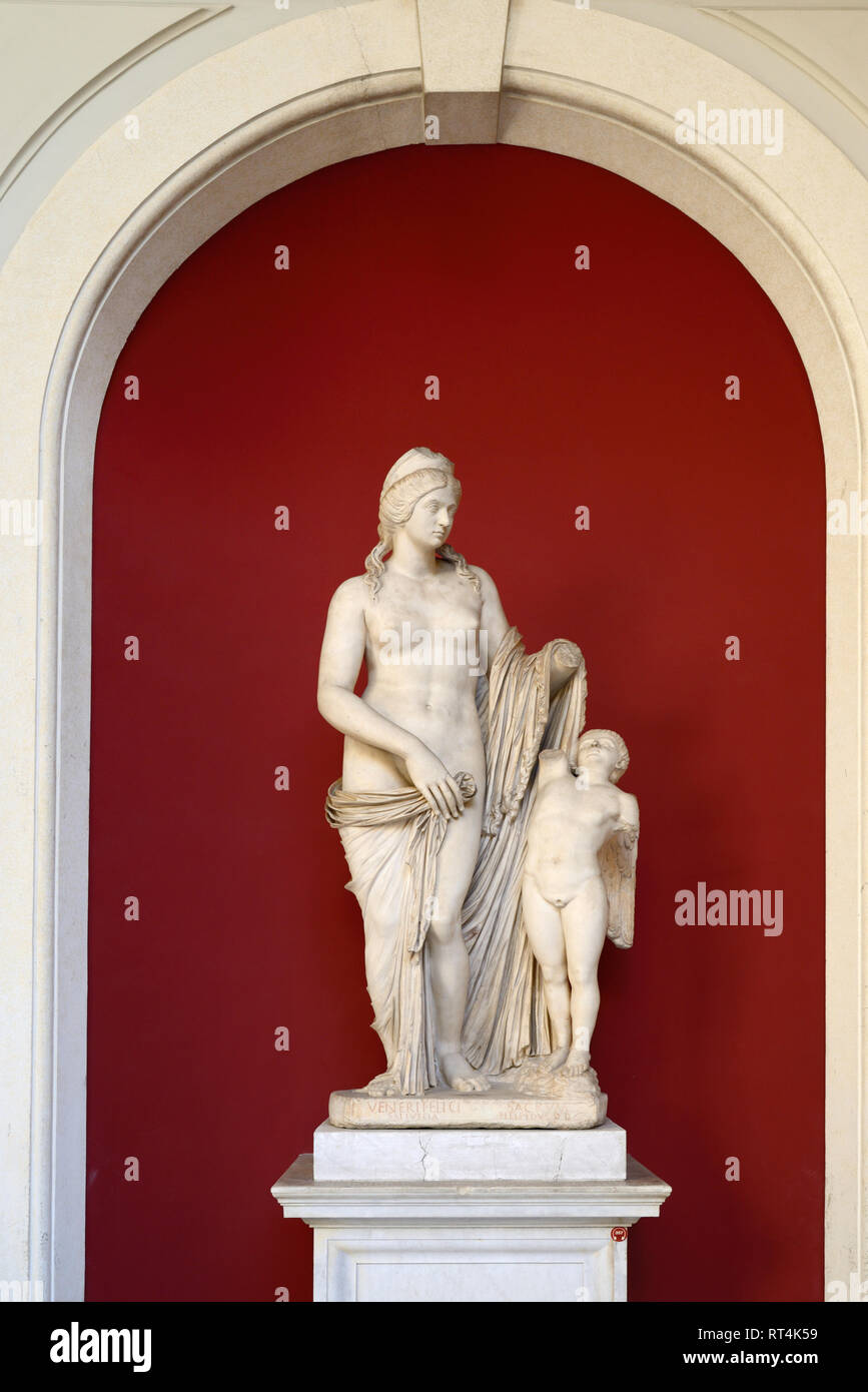 Venere Felice c2nd AD, inspirado por Afrodita de Cnidos de Praxísteles, Mujer Romana & Hijo como Eros, en patio octogonal, de los Museos Vaticanos. Foto de stock