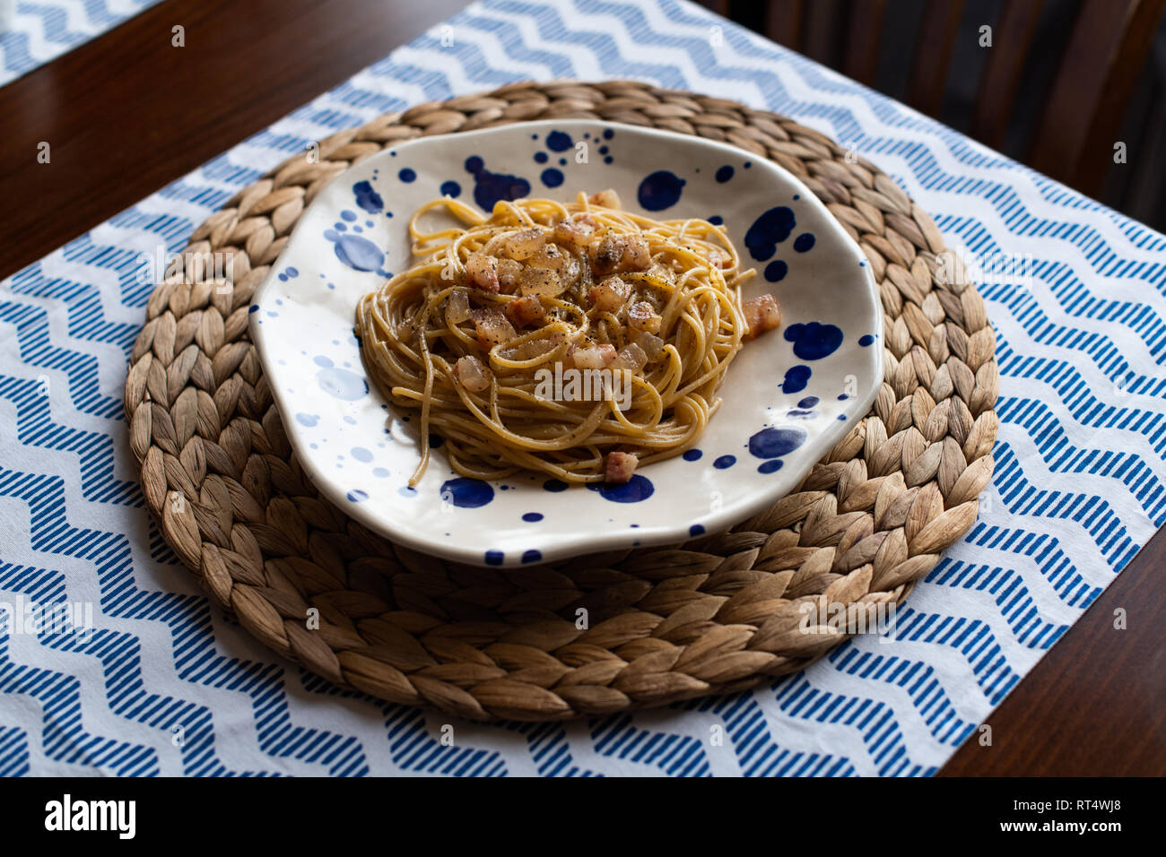 Los espaguetis carbonara, comida italiana tradicional Foto de stock