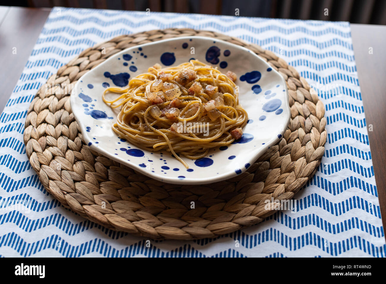 Los espaguetis carbonara, comida italiana tradicional Foto de stock