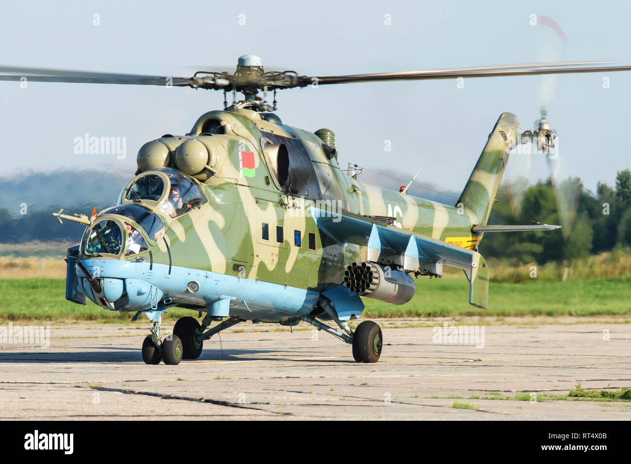 Una de las Fuerzas Armadas bielorrusas Mi-24P artillado. Foto de stock