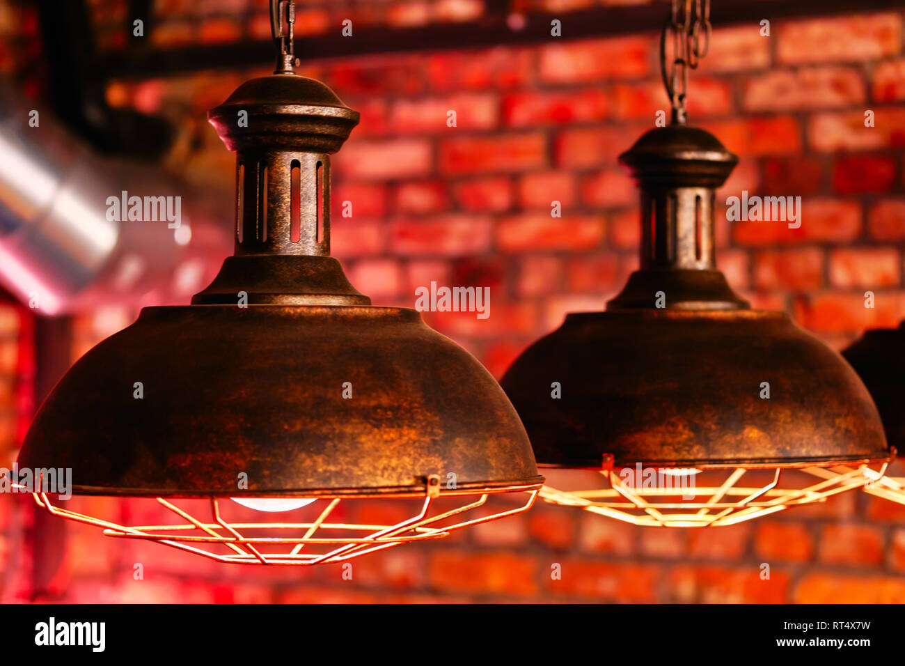 Elemento de diseño Lámparas estilo Steampunk colgando vista sobre pared de ladrillo rojo Cerrar Foto de stock