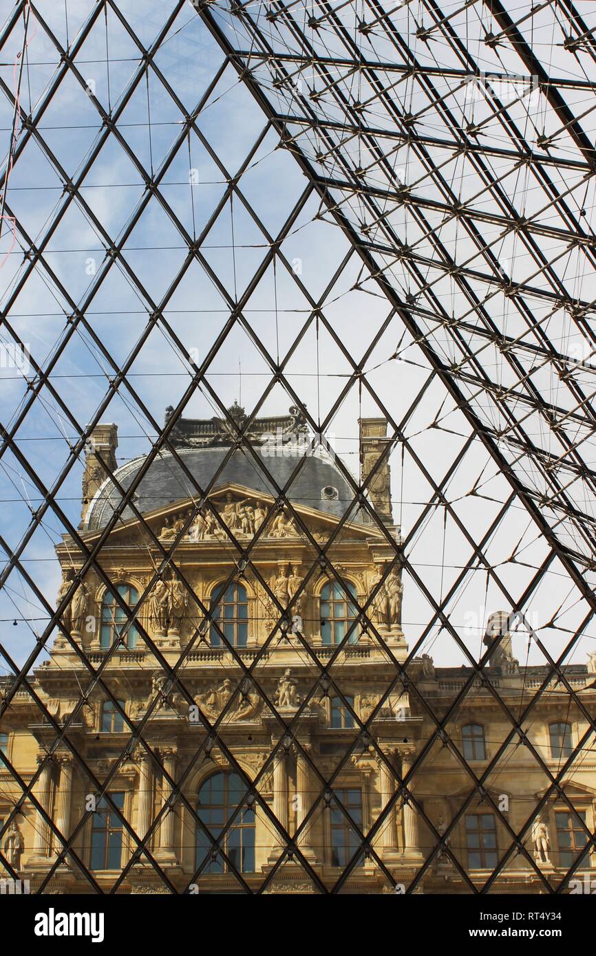 Y la pirámide del Louvre Foto de stock