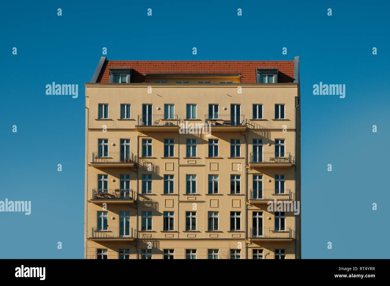 Fachada de edificio residencial, casa aislada en blue sky Foto de stock