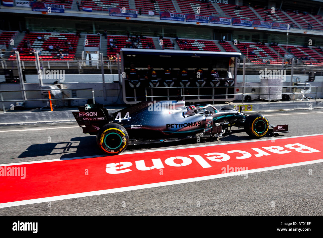 Lewis Hamilton de Mercedes AMG Petronas Formula One team durante el segundo viaje de segunda semana días de pruebas de F1 en el circuito de Montmelo. Foto de stock