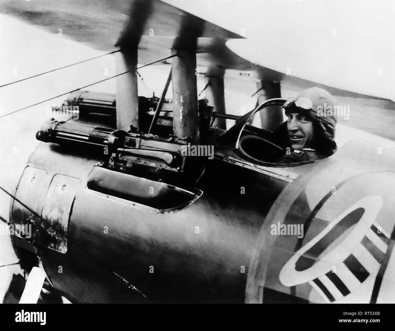 La historia de los Estados Unidos fotografía de Eddie Rickenbacker a bordo de su biplano Spad. Foto de stock