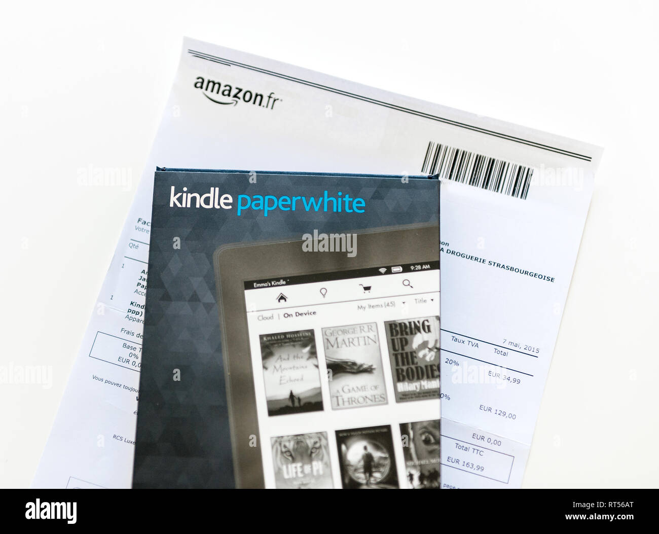 París, Francia - Mayo, 2016: Nuevo Pisapapeles Amazon Kindle E-reader  dispositivo electrónico y su cubierta de cuero en la factura en papel  blanco A4 con el precio Fotografía de stock - Alamy