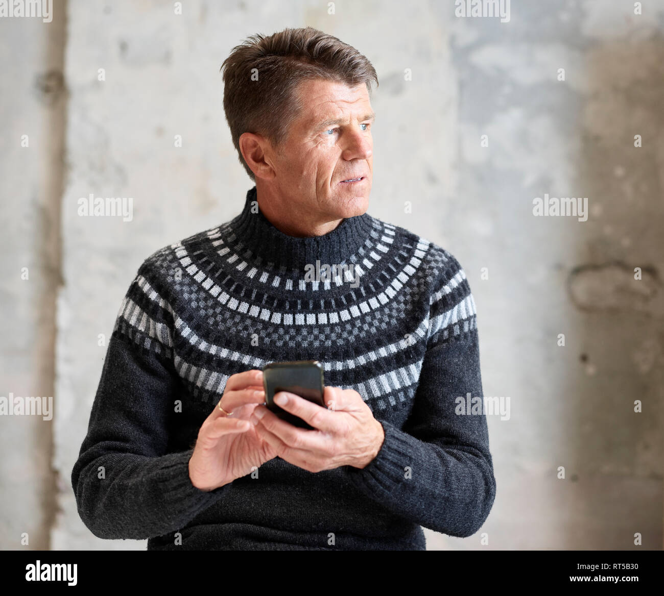 Suéteres suéteres fotografías e imágenes de alta resolución - Alamy