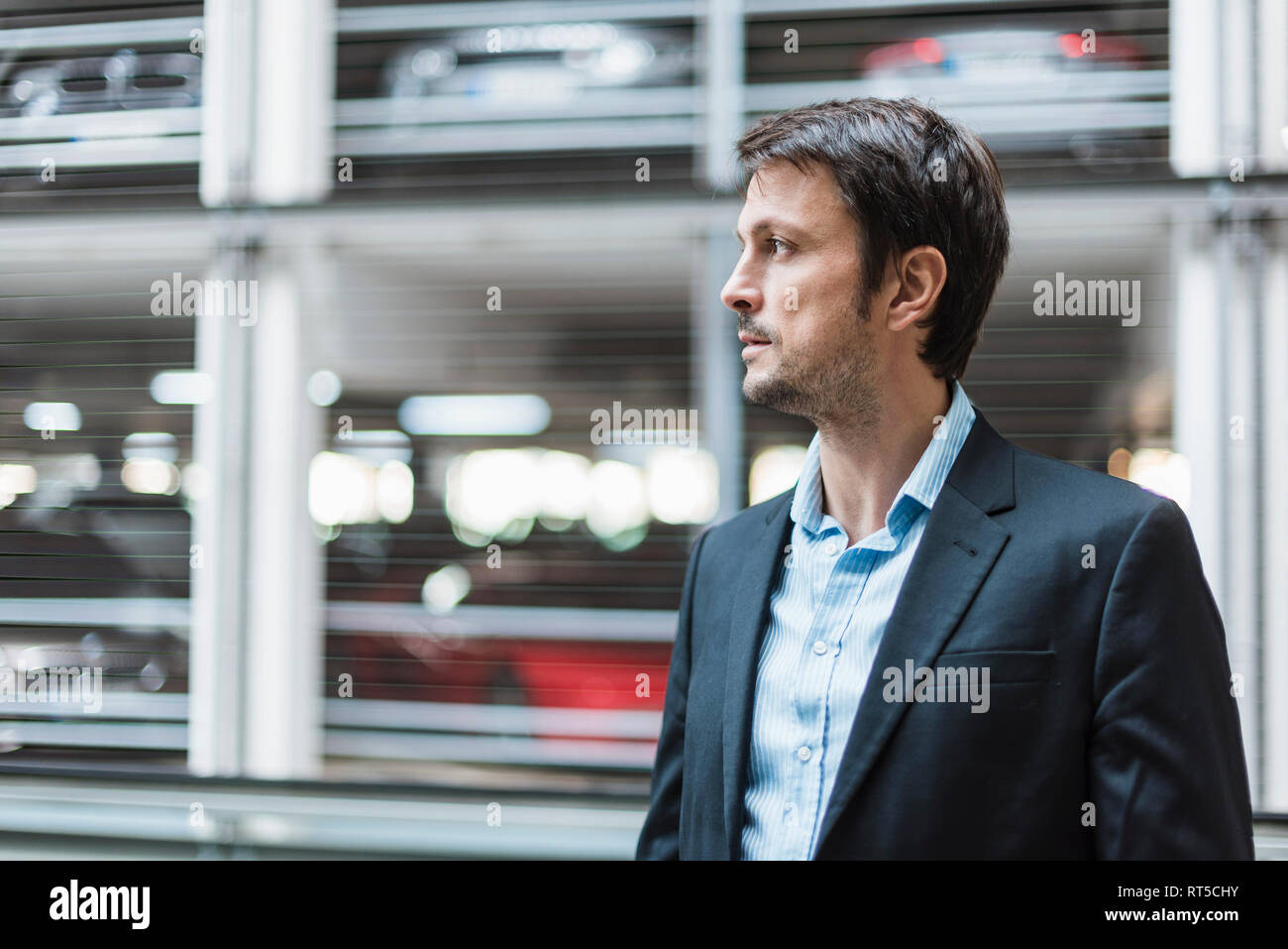 Retrato de un hombre de negocios, de pie en el garaje de estacionamiento Foto de stock