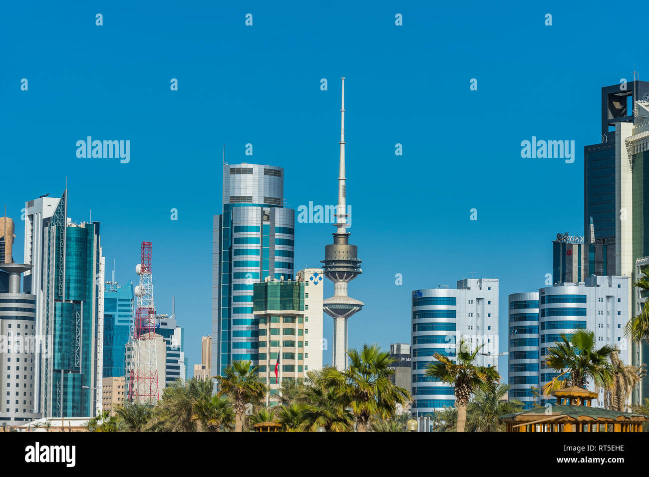 Saudita, Kuwait, rascacielos y Torre de liberación Foto de stock