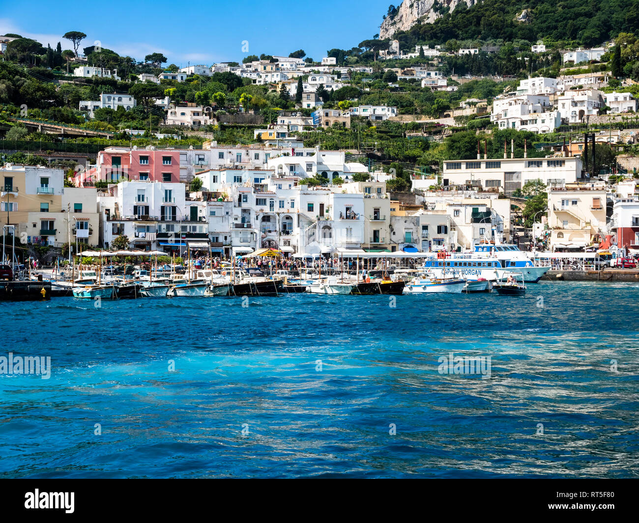 Italia, Campania, el Golfo de Nápoles, Capri, Marina Grande, barcos Foto de stock