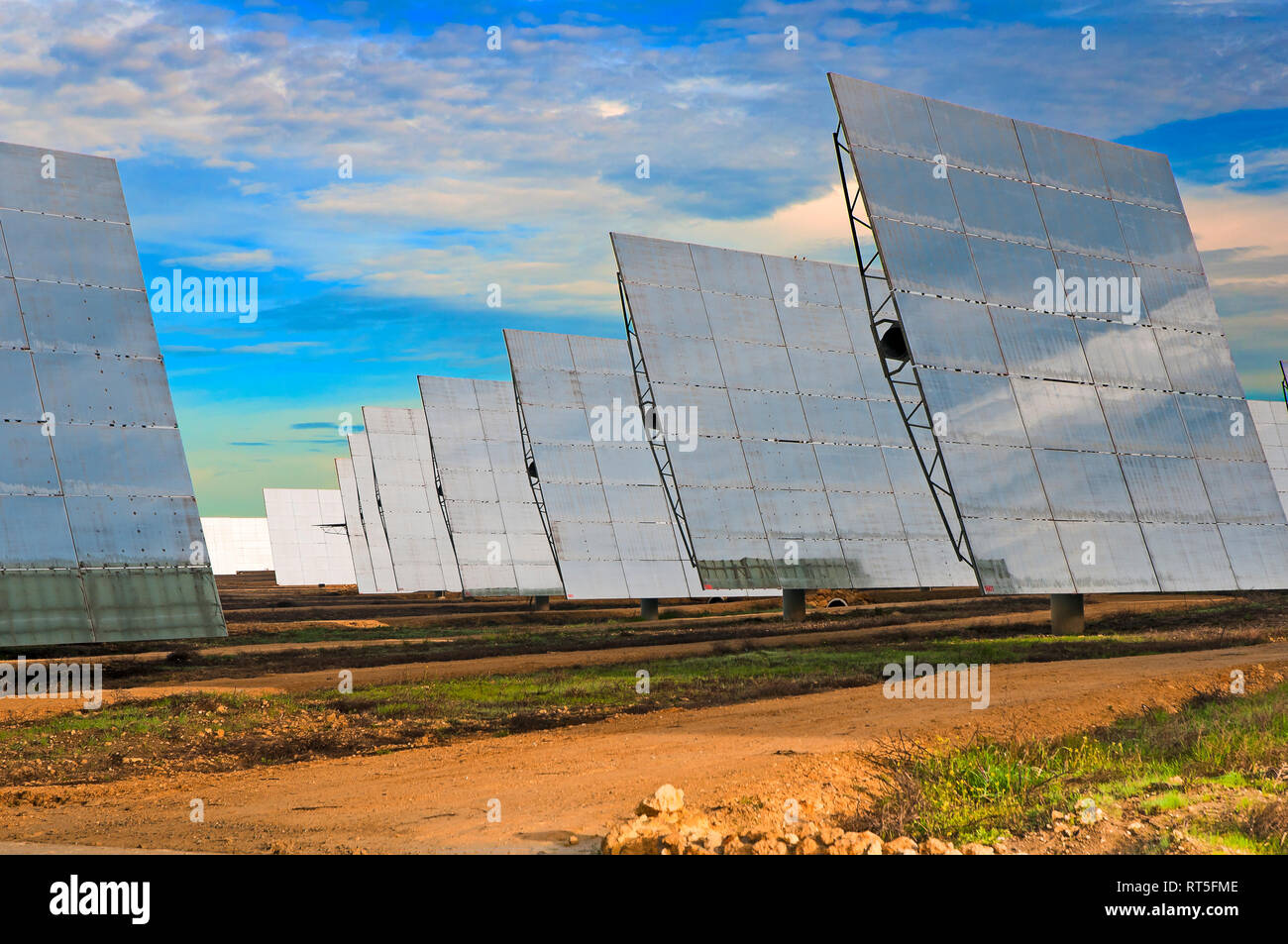 Planta de energía solar, Sanlúcar la Mayor, Sevilla Provincia, Región de Andalucía, España, Europa Foto de stock