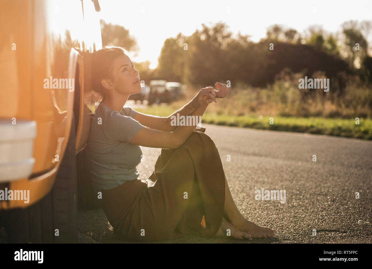 Pretty Woman en un viaje con su autocaravana, relajándose en la carretera Foto de stock