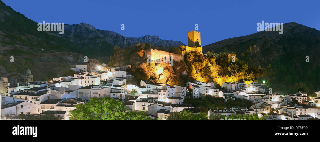 Vista panorámica con el castillo de la Yedra al anochecer. Cazorla. Provincia de Jaén. Región de Andalucía. España. Europa Foto de stock