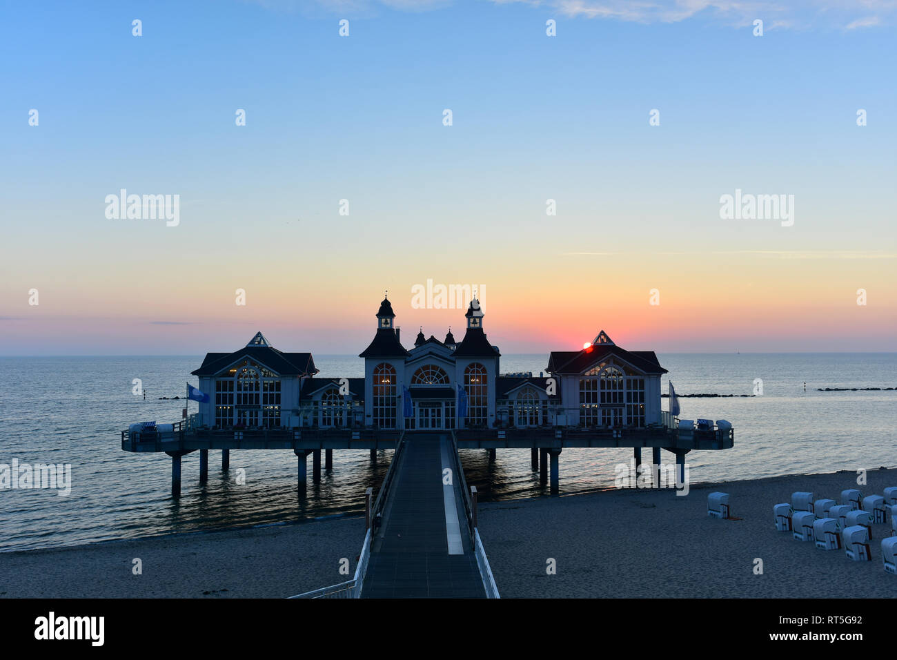 En Alemania, el Estado federado de Mecklemburgo-Pomerania Occidental, Ruegen, Sellin, vista a mar puente al atardecer Foto de stock
