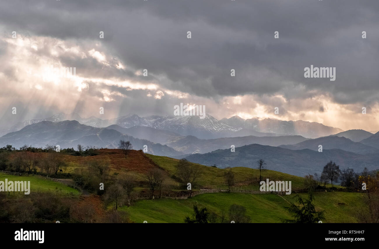 España, Asturias, Montañas, paisaje tormentoso día de otoño Foto de stock