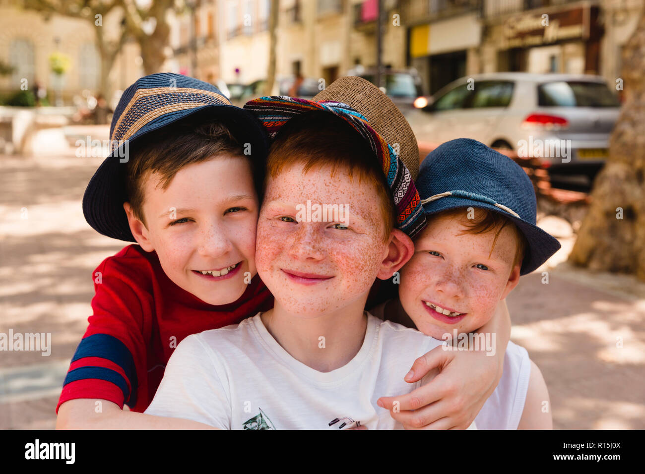 Foto de grupo de los tres felices a los niños de vacaciones Foto de stock