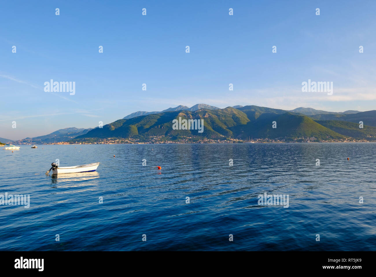 Montenegro, Herceg Novi, la bahía de Kotor, vista desde la península, aldeas y Denovici Lustica Baosici Foto de stock