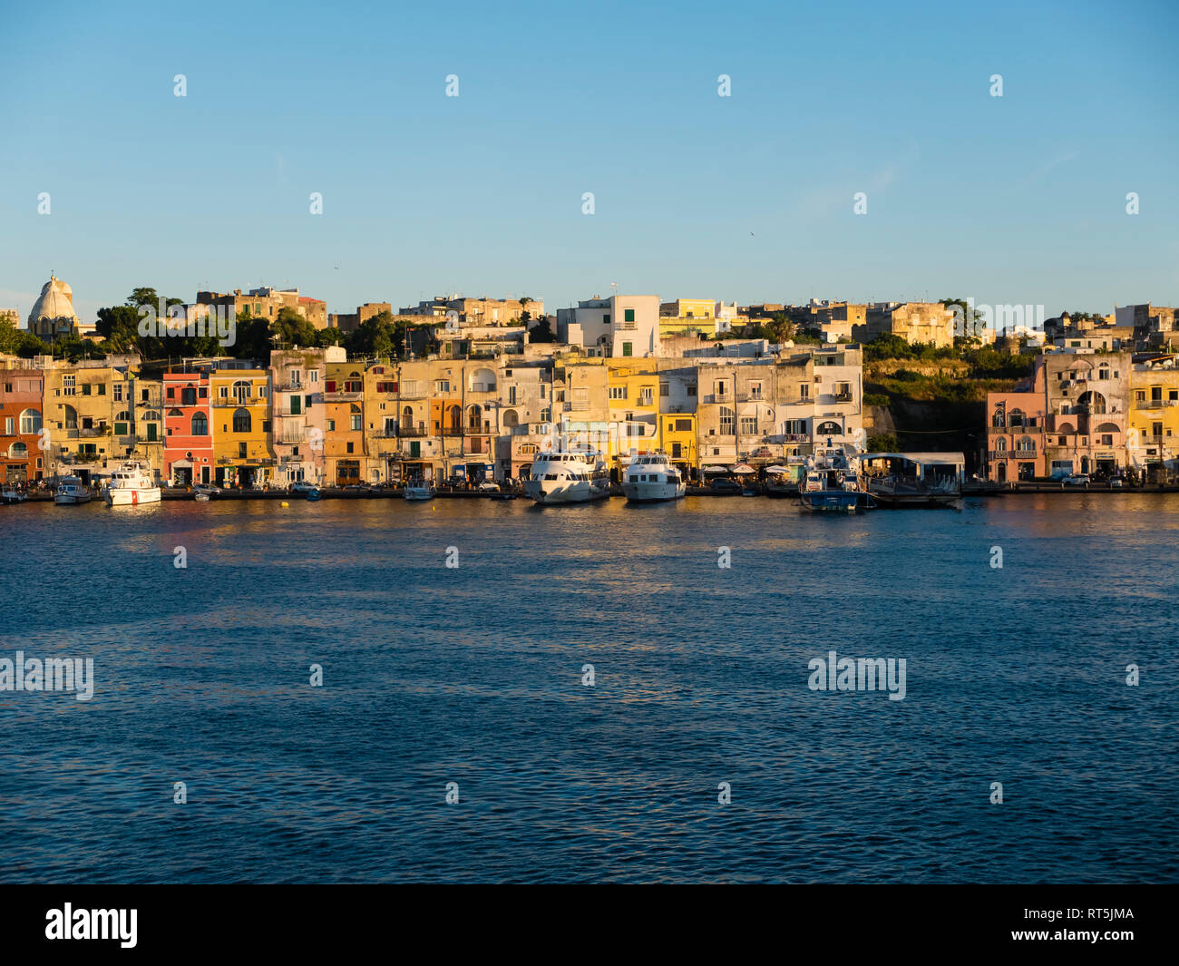 Italia, Campania, Nápoles, el Golfo de Nápoles, Procida Island, ciudad de la luz de la mañana Foto de stock