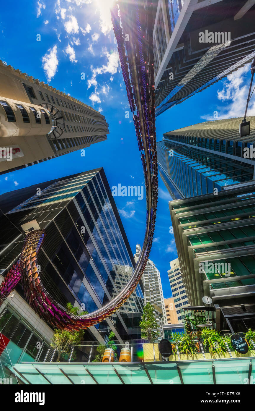 Australia, New South Wales, Sydney, edificios de gran altura, ángulo de visión baja contra el sol Foto de stock