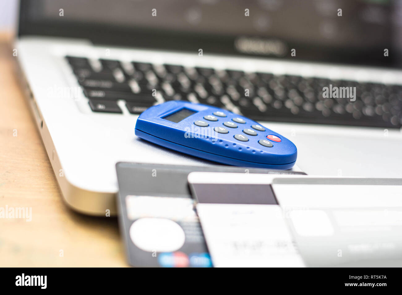 Internet Security token para bancos y tarjetas de crédito en la parte superior del portátil con el teclado como fondo Foto de stock