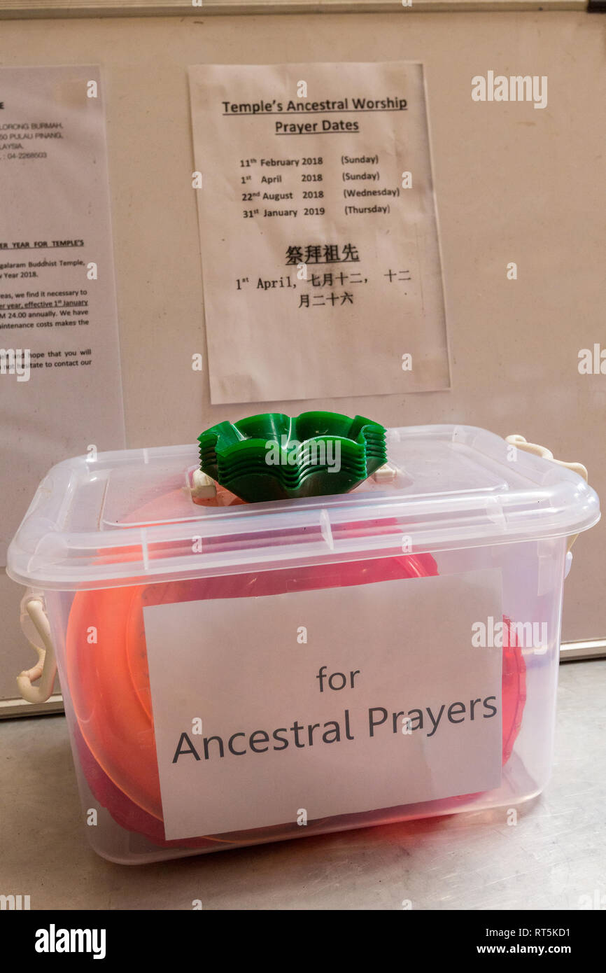 Caja de donación para oraciones ancestrales, Wat Chayamangkalaram, Templo del Buda reclinado. George Town, Penang, Malasia Foto de stock