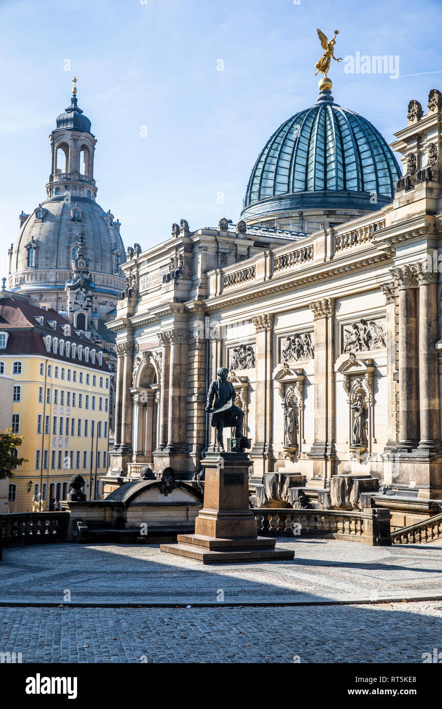 Alemania, Dresden, monumento de Gottfried Semper, academia de bellas artes y la cúpula de la Iglesia de Nuestra Señora. Foto de stock