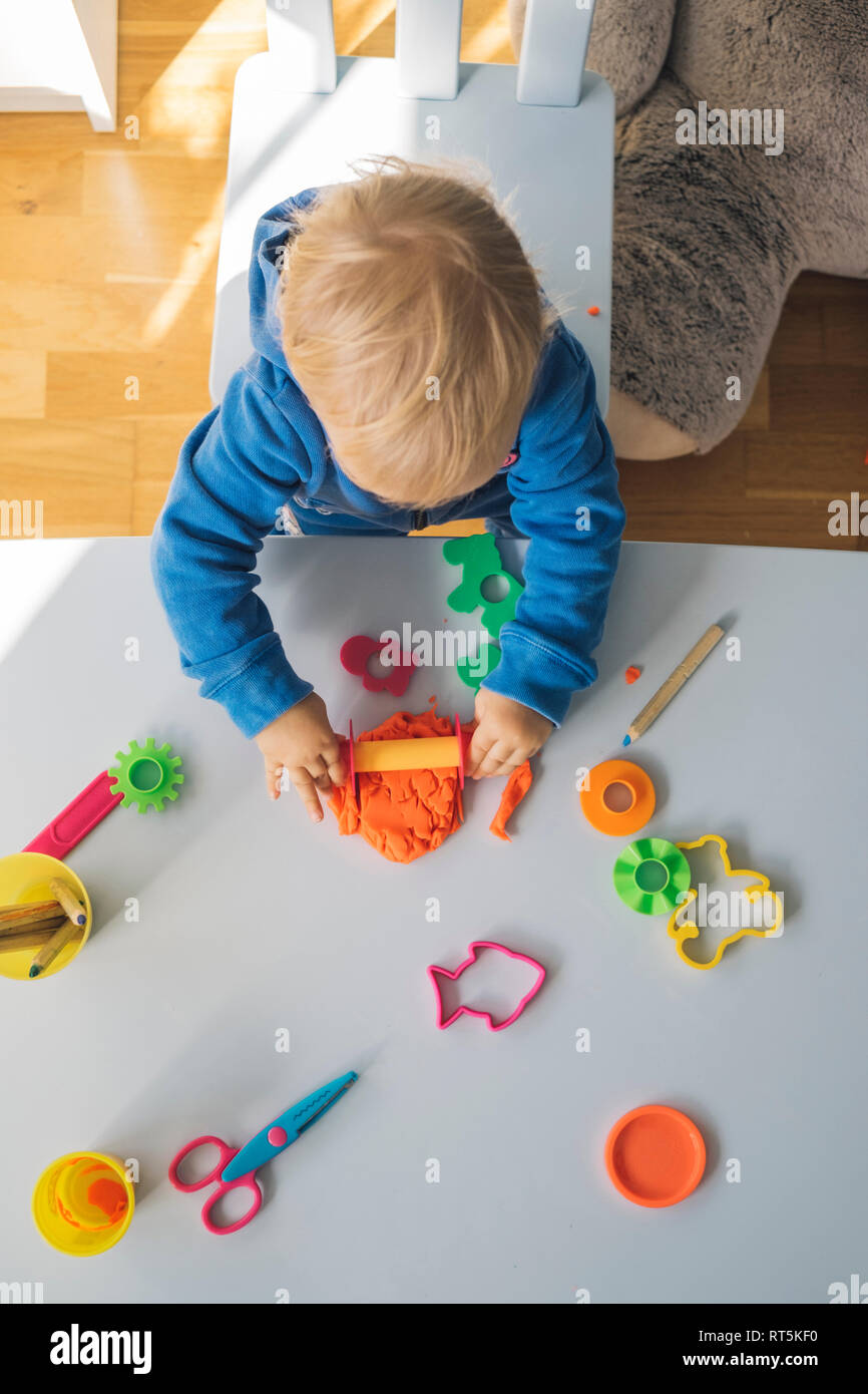 Bebé niña jugando con plastilina, vista superior Fotografía de stock - Alamy