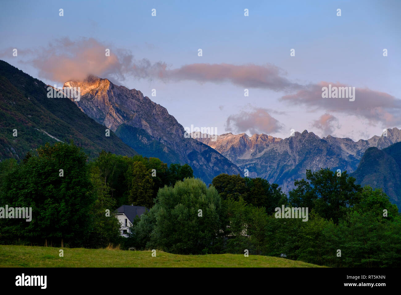 Eslovenia, Alpes Julianos, Montaña Triglav, Soca Valley, cerca de Bovec, Montaña Vrh Krnice, casa escondida Foto de stock