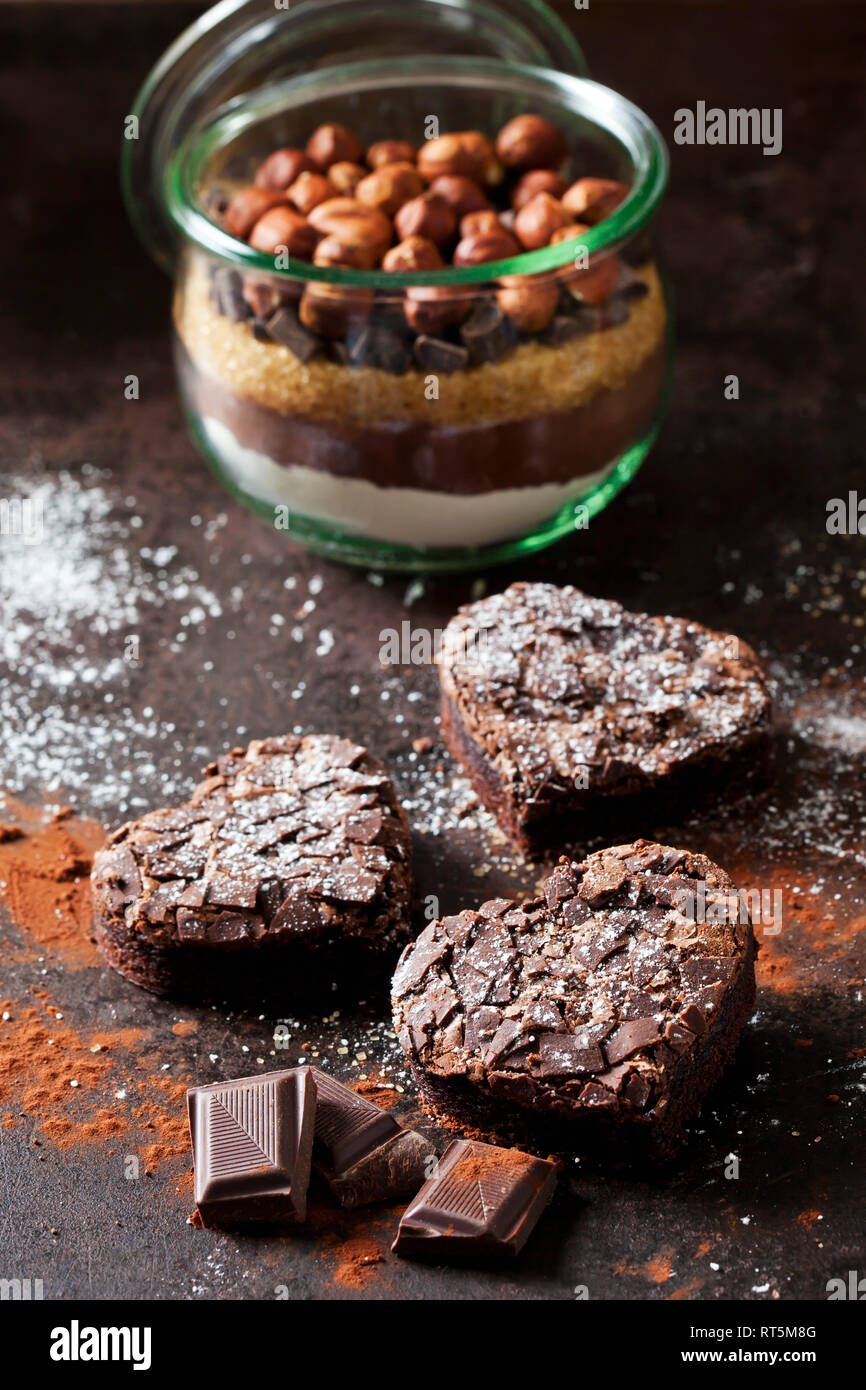 Brownies con forma de corazón y vaso de bicarbonato mezcla para preparar brownies Foto de stock