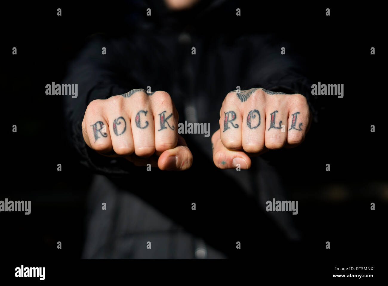 Hombre mostrando sus tatuadas manos, close-up Foto de stock