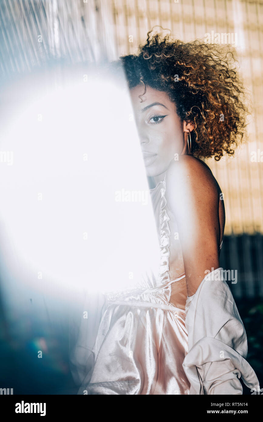 Retrato de mujer joven atractiva con las reflexiones que llevaba un vestido Foto de stock