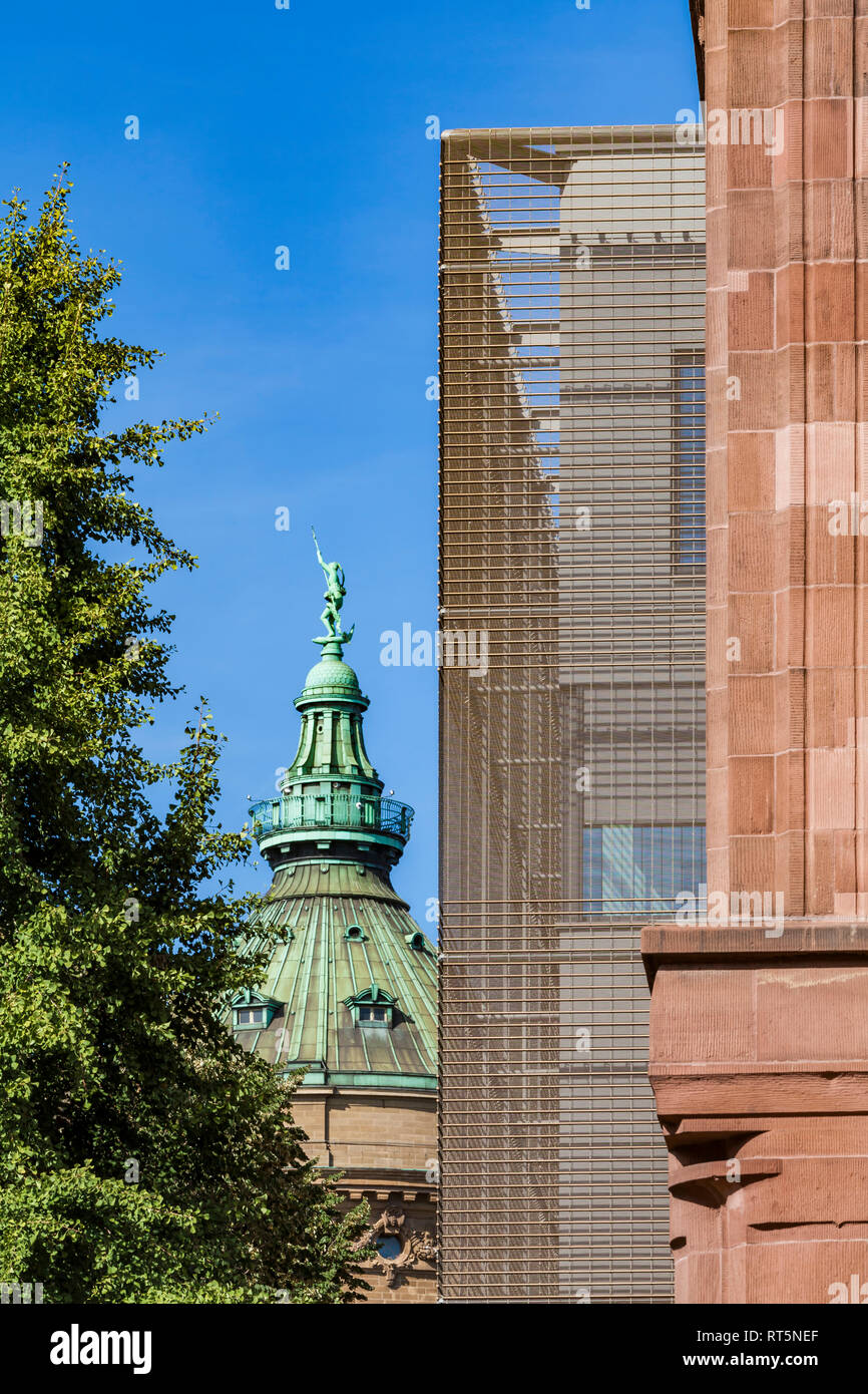 Alemania, Mannheim, parte de la fachada de la galería de arte de nueva construcción y de la torre de agua en el fondo Foto de stock