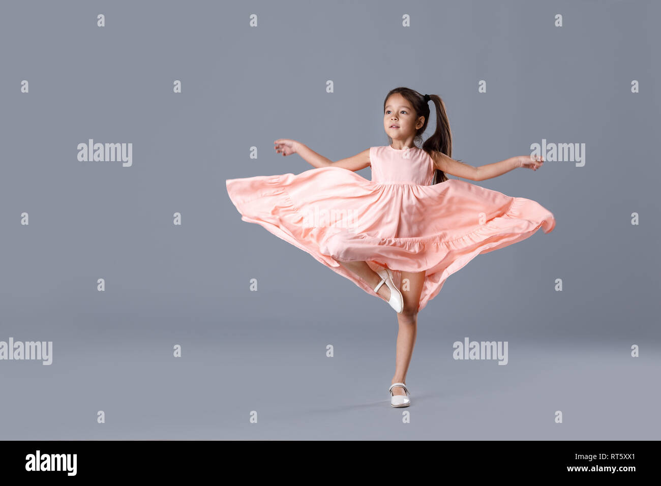 Niña pequeña, en casa jugando disfrazada con un traje de bailarina con tutú  rosa tul, calcetines y antenas Fotografía de stock - Alamy