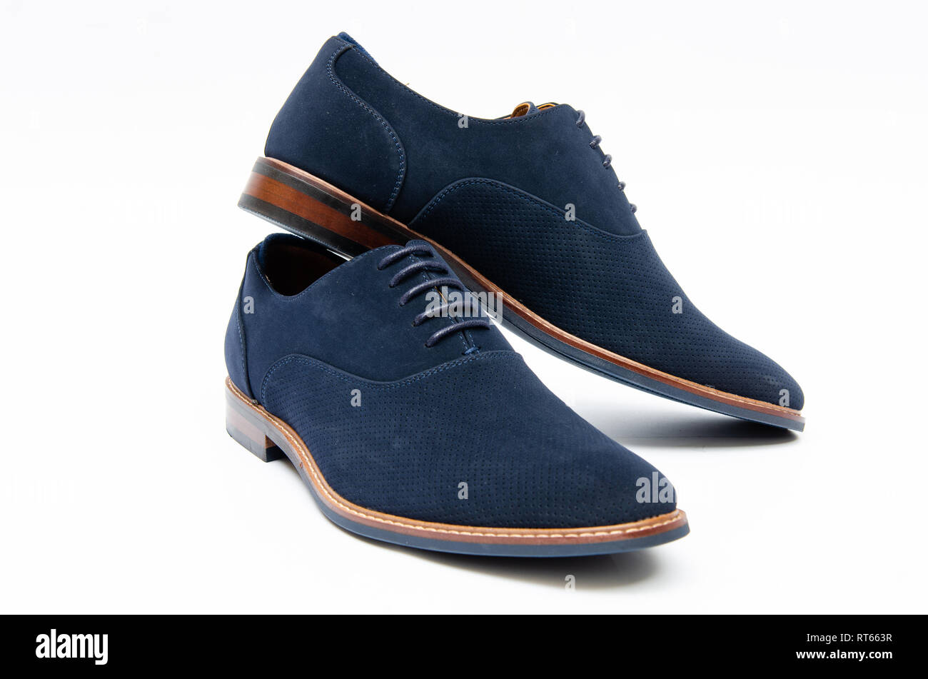 Zapatos de gamuza azul aislado sobre fondo blanco Fotografía de stock -  Alamy