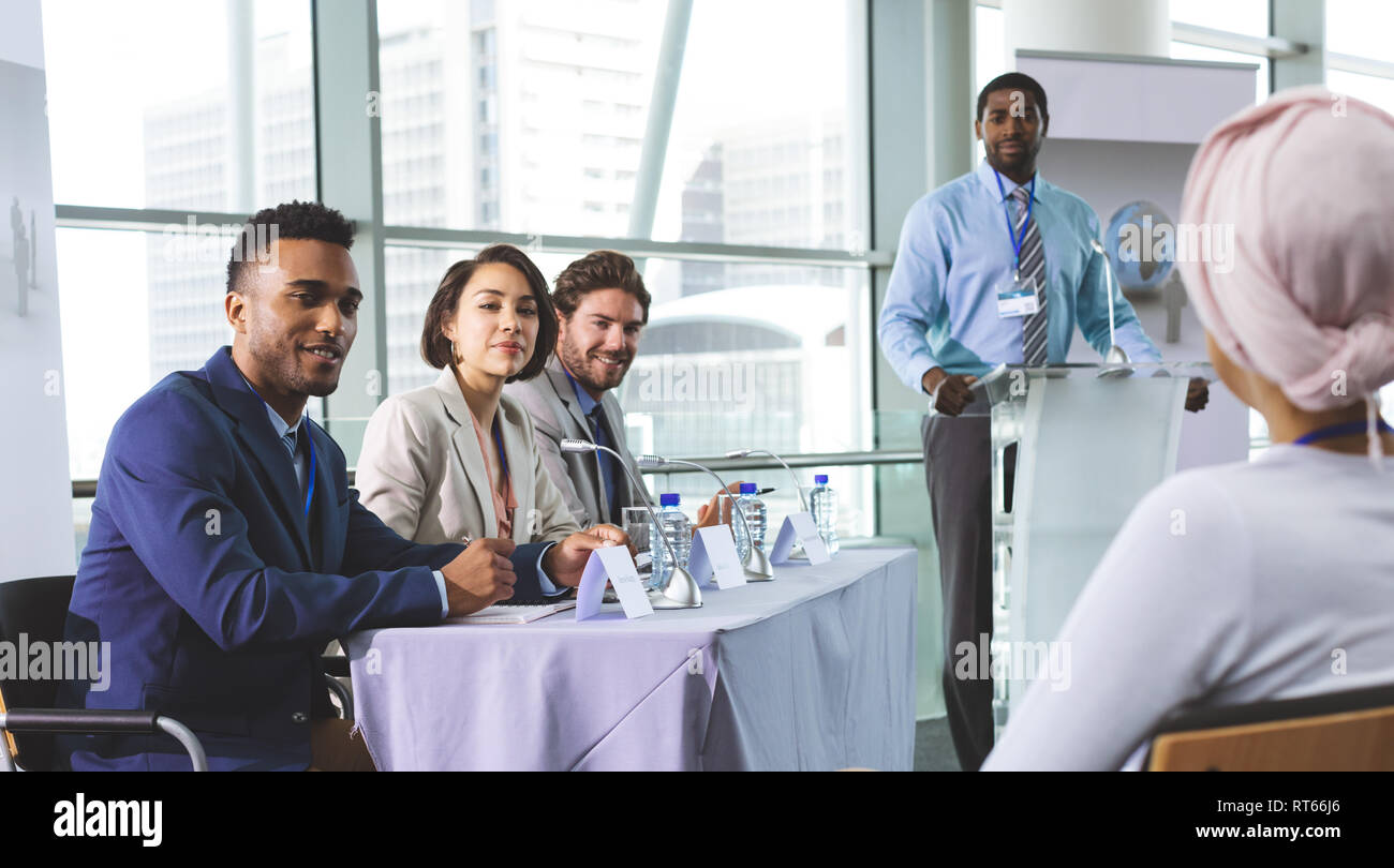 Gente de negocios mirando a la cámara en un seminario de negocios Foto de stock