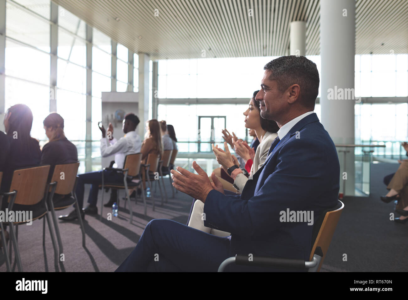 Gente de negocios aplaudiendo en un seminario de negocios Foto de stock