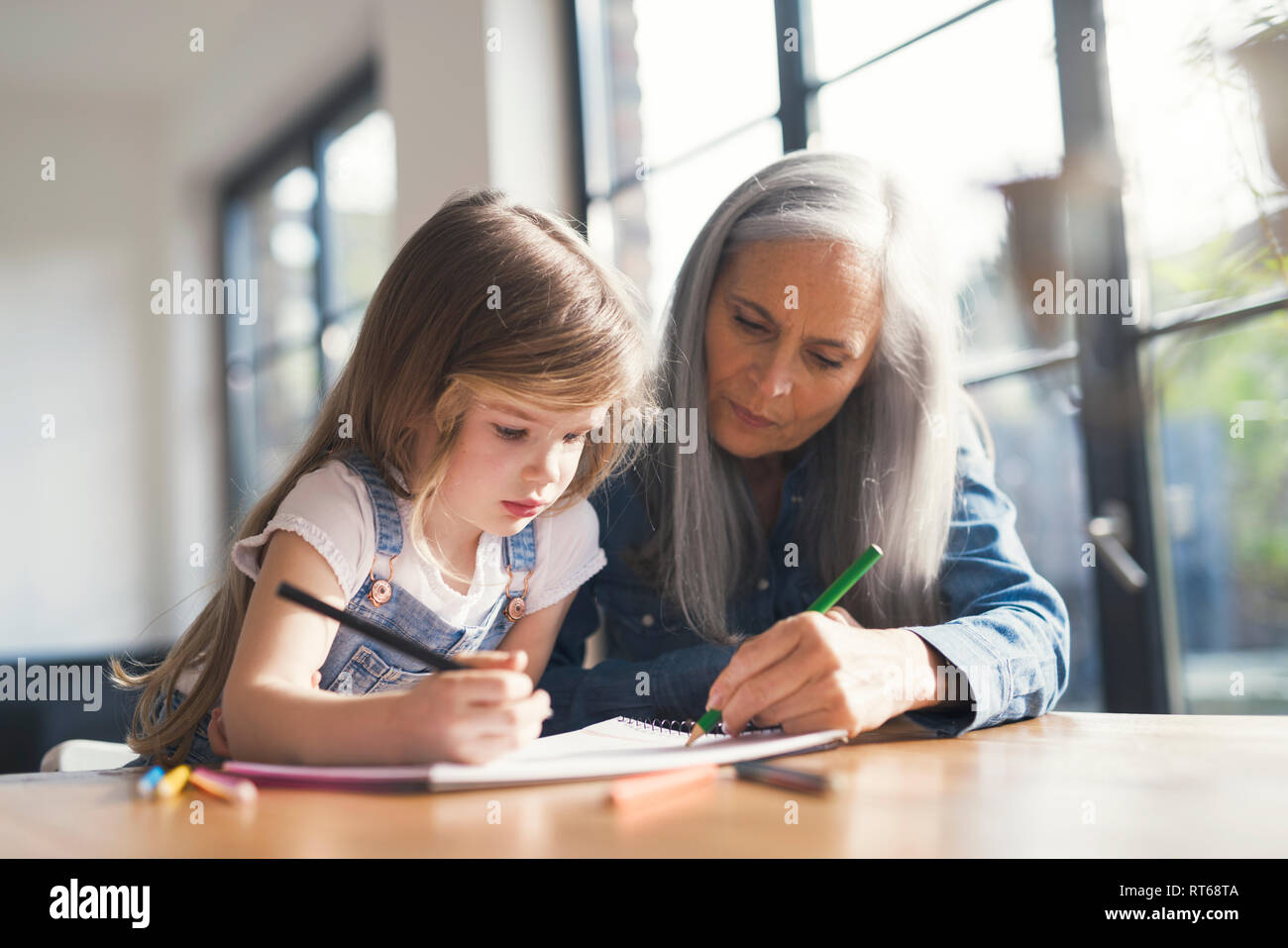 Abuela y nieta haciendo un dibujo juntos Foto de stock