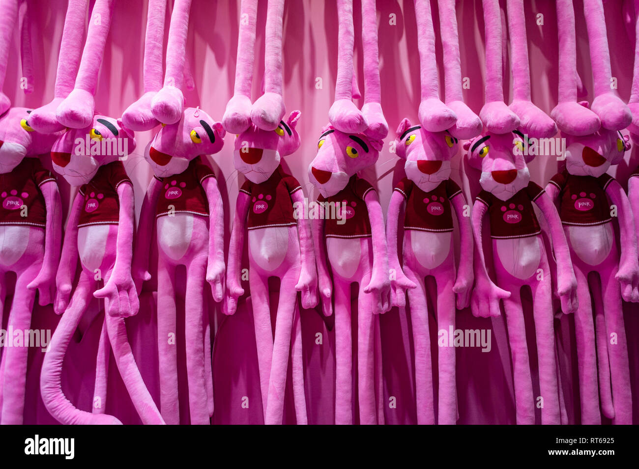 Muñecos de peluche, Pantera Rosa, en una fila Fotografía de stock - Alamy