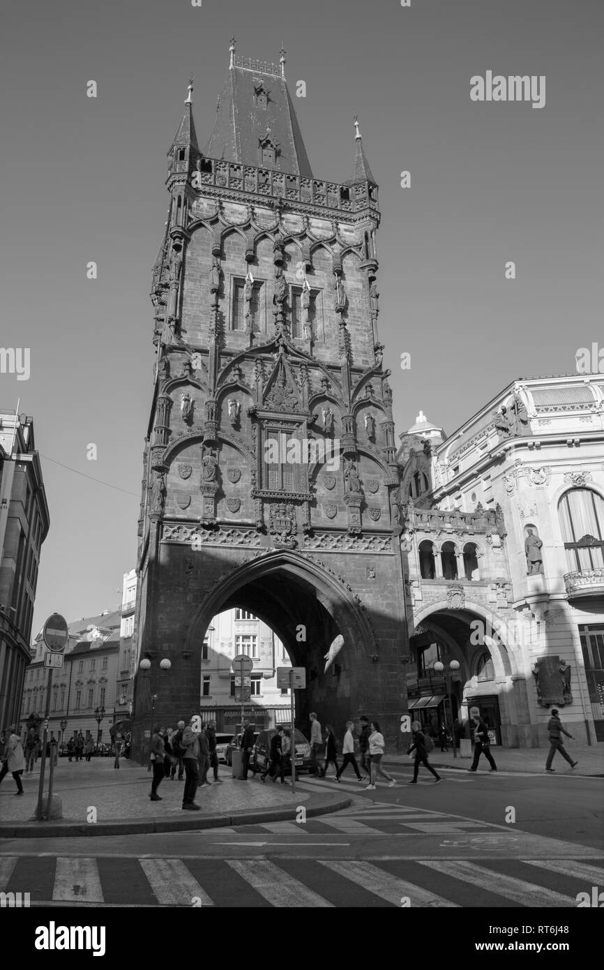Praga, República Checa - Octubre 16, 2018: La torre gótica Prašná brána - la pólvora. Foto de stock